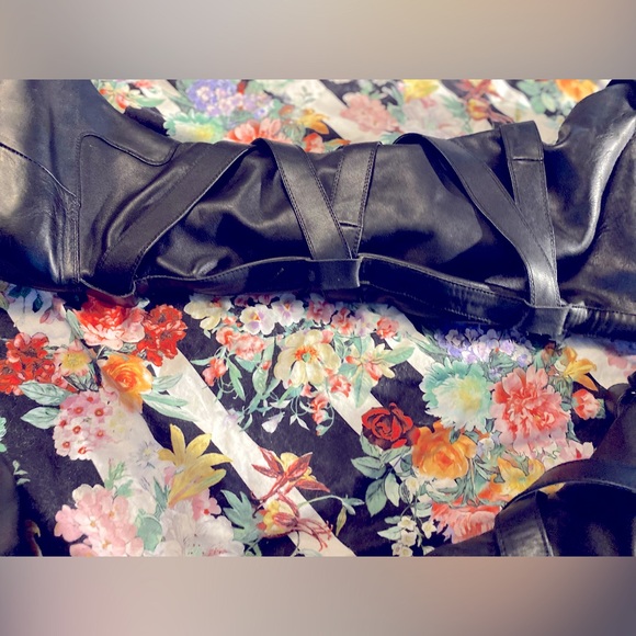 Christian Louboutin Limited Edition Over-the-knee leather/suede wrap-tie boots - Picture 6 of 10